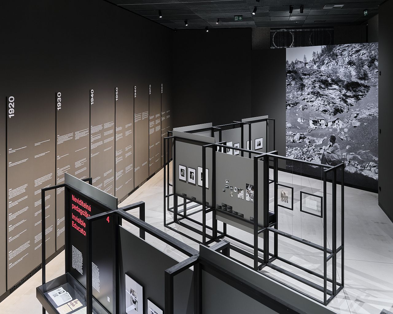 Vue de l'installation 'Lucia Moholy : Expositions' au musée Kunsthalle Praha 
