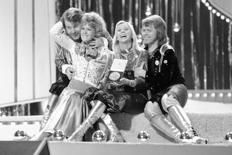 Le groupe pop suédois ABBA célèbre sa victoire au Concours Eurovision de la chanson 1974 sur scène au Brighton Dome en Angleterre avec sa chanson 