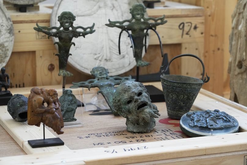 Quelque 600 œuvres d'art volées et restituées par les États-Unis au commandement des carabiniers italiens pour la protection du patrimoine culturel sont exposées à Rome - 28 mai 2024