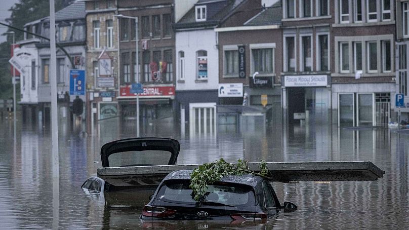 Des voitures submergées dans les eaux de crue après que la Meuse a débordé lors de fortes inondations à Liège, Belgique, le 15 juillet 2021.