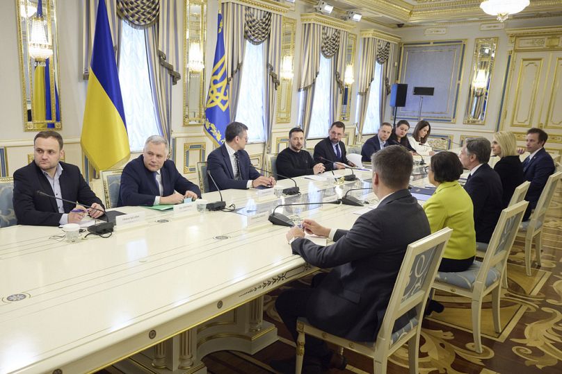 Le président kraine Volodymyr Zelenskyy, quatrième à gauche, s'exprime lors d'une réunion avec le secrétaire d'État américain Antony Blinken, troisième à droite, à Kiev, en Ukraine, le mardi 14 mai 2024.