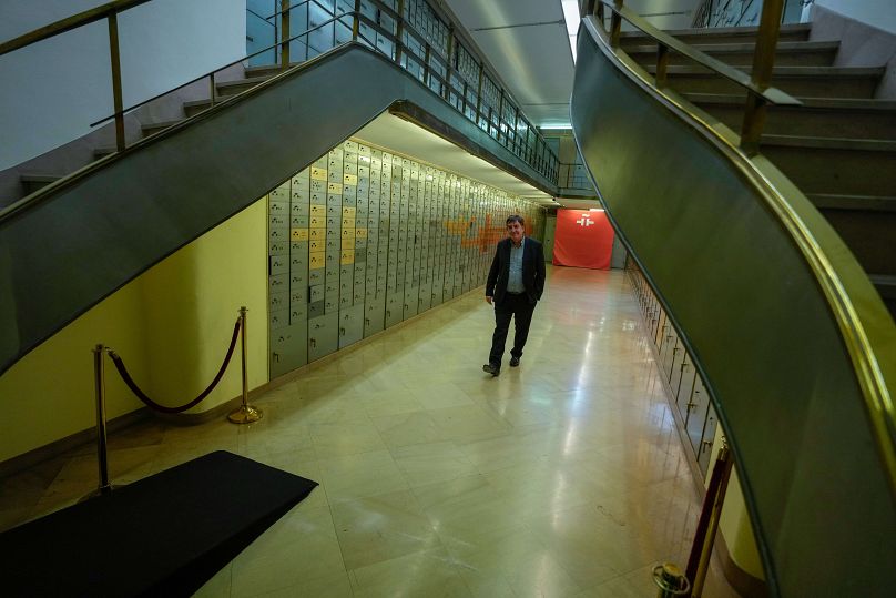 Luis Garcia Montero passe devant des coffres-forts à l’intérieur de l’ancien coffre-fort de la banque