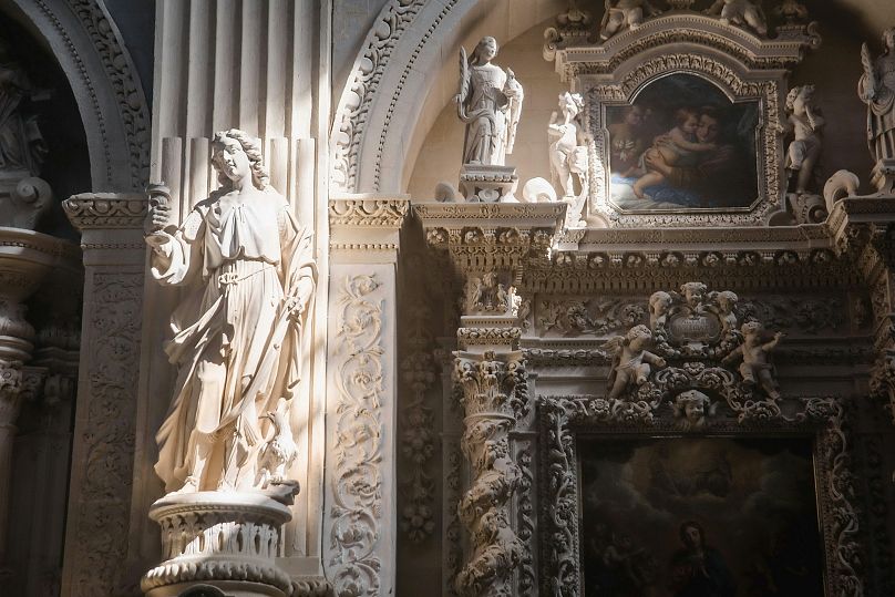 La cathédrale de Lecce et la basilique Santa Croce sont deux des structures les plus ornées, riches en sculptures de scènes religieuses, d'animaux et de feuillages.