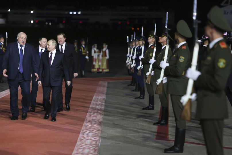 Le président russe Vladimir Poutine (à droite) écoute le président biélorusse Alexandre Loukachenko à son arrivée à l'aéroport international de Minsk, en Biélorussie, le 23 mai 2024.