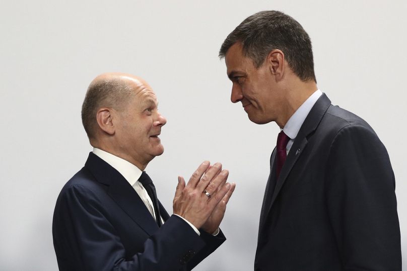 Le chancelier allemand Olaf Scholz, à gauche, s'entretient avec le Premier ministre espagnol par intérim, Pedro Sanchez.