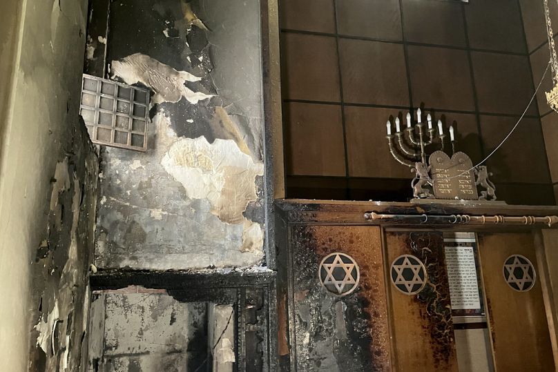 Vue de la synagogue où un homme armé d'un couteau et d'une barre métallique est soupçonné d'avoir incendié, vendredi 17 mai 2024 à Rouen, France.