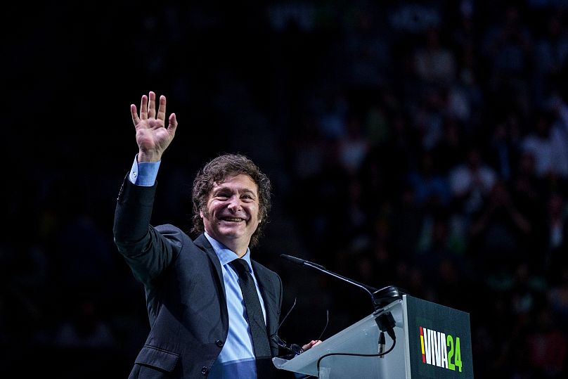 Le président argentin Javier Milei fait un geste alors qu'il prononce un discours sur scène lors du rassemblement du parti de droite Vox de Span. "Europe Viva 24" à Madrid, dimanche 19 mai 2024.