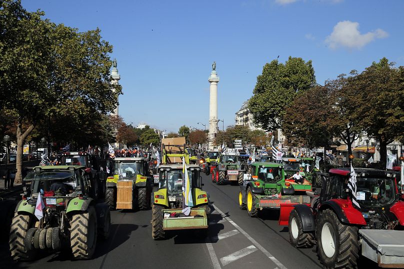 Les agriculteurs de Paris protestent contre les réformes agricoles