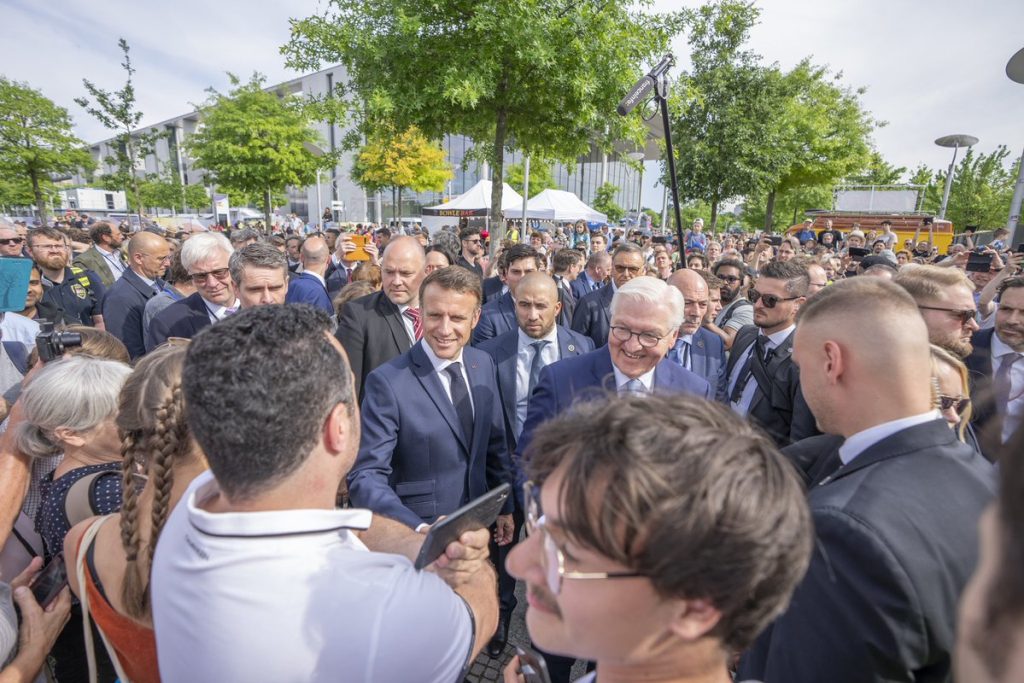 Cher Frank, cher Olaf, chers amis allemands, merci pour ces trois jours de visite d'État. De Berlin à Dresde, Münster et Meseberg, j’ai vu l’amitié entre l’Allemagne et la France. Et l’amour pour notre Europe. Aimer c’est agir. À nous de faire !