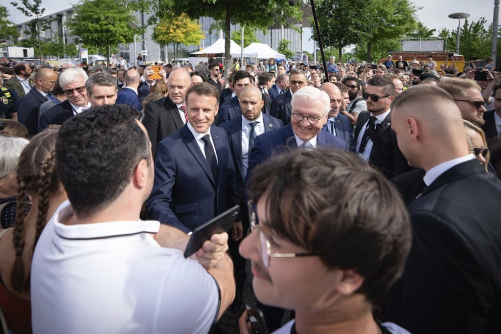 Cher Frank-Walter, Chers amis allemands, C’est un honneur d'être le premier dirigeant étranger à participer à cette fête de la démocratie, 75 ans après la promulgation de la loi fondamentale allemande. La France et l’Allemagne cheminent ensemble. C’est une force extraordinaire.