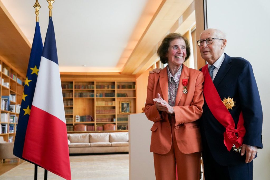 Chers Beate et Serge Klarsfeld, je suis heureux de vous honorer aujourd'hui, à Berlin. Par vos combats pour la vérité et la justice, par vos travaux éclairants à l'œuvre de mémoire, votre couple crystallise ces décennies de chemin parcouru ensemble par nos deux Nations.