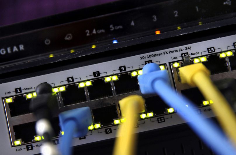 Un routeur et un commutateur Internet sont affichés à East Derry, juin 2018