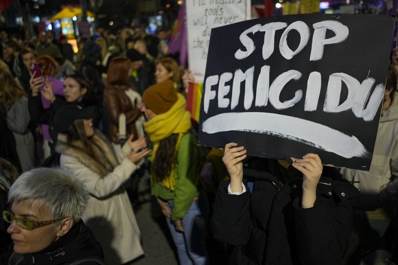 Des manifestants brandissent des banderoles appelant à la fin du féminicide lors d'une marche en soutien aux femmes à l'occasion de la Journée internationale de la femme, à Belgrade, en mars 2024.