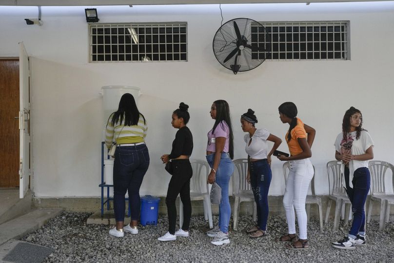Des patients attendent leur tour pour entrer dans une clinique médicale de Médecins sans frontières à Putucual, Venezuela, janvier 2024.