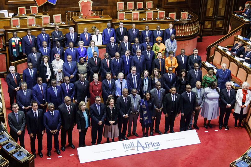 La Première ministre italienne Giorgia Meloni, en haut au centre, pose avec les dirigeants et dignitaires africains au Sénat pour le début du sommet Italie-Afrique, à Rome, décembre 2023.