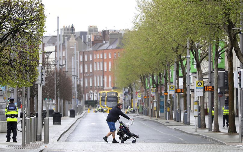 Un homme pousse un buggy dans le centre-ville de Dublin, le 12 avril 2020