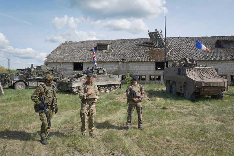 De gauche à droite, des militaires d'Estonie, de Grande-Bretagne et de France participent à l'exercice Spring Storm de l'OTAN à Kilingi-Nomme, en Estonie, le mercredi 15 mai 2024.