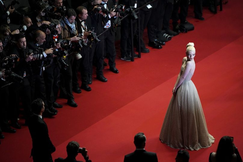 Anya Taylor-Joy pose pour les photographes au départ de la première du film « Furiosa : A Mad Max Saga » au Festival de Cannes.