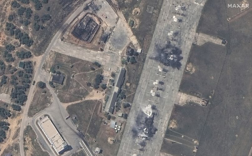 Cette image publiée par Maxar Technologies montre un aperçu de l'avion de combat MiG 31 détruit et de l'installation de stockage de carburant à la base aérienne de Belbek, près de Sébastopol, en Crimée, jeudi.