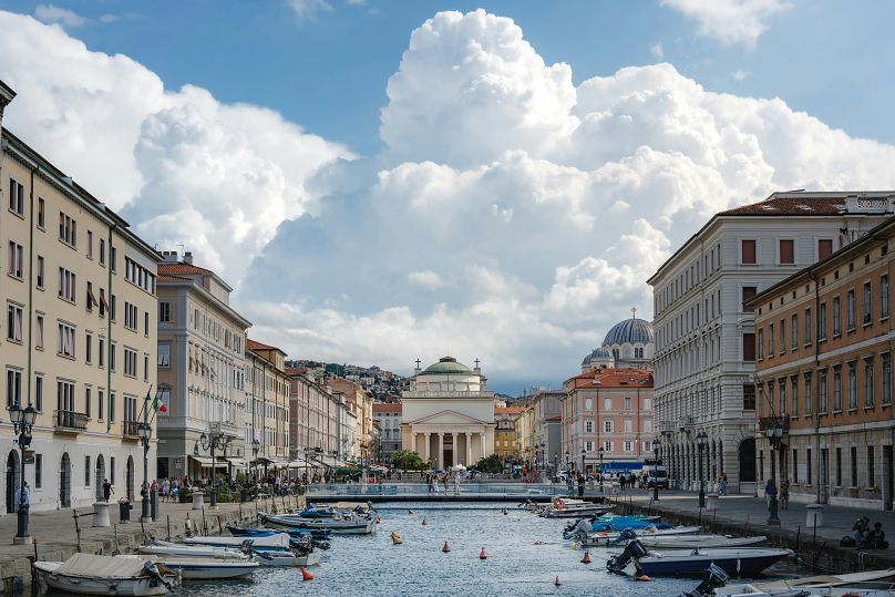 Le train part de Trieste, ville portuaire du nord-est de l'Italie, un élégant mélange de palais au bord de l'eau et de cafés Art nouveau.