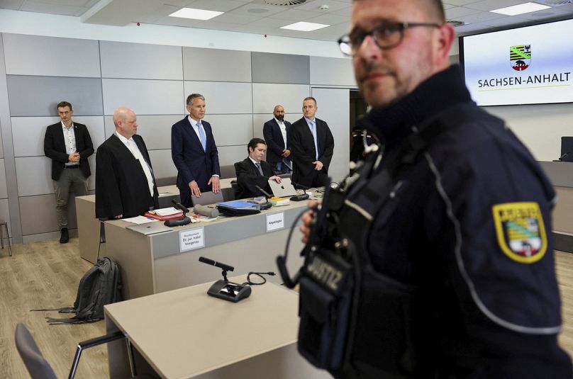 Le politicien allemand d'extrême droite d'Alternative pour l'Allemagne (AfD) Bjoern Hoecke, au centre, assiste à son procès devant le tribunal d'État de Halle, le 18 avril 2024.