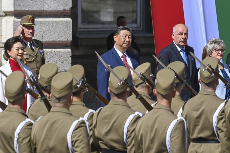 Le président hongrois Tamas Sulyok, à l'arrière droit, reçoit le président chinois Xi Jinping avec les honneurs militaires dans la Cour du Lion du château de Buda à Budapest, le 9 mai 2024.