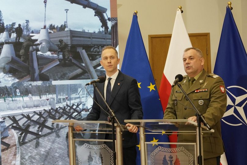 Le chef d'état-major des forces armées polonaises, Wieslaw Kukula, et le vice-ministre de la Défense, Cezary Tomczyk, parlent de la défense polonaise à Varsovie.