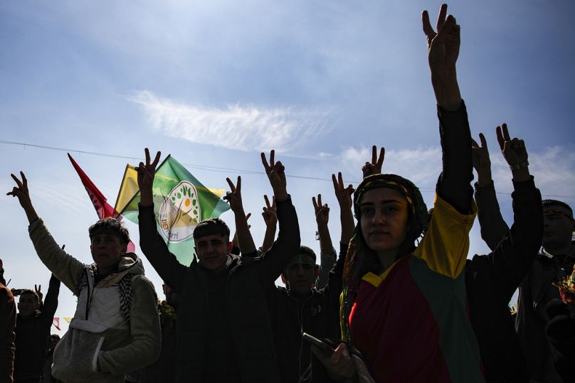 Les partisans du Parti pour l'égalité des peuples et la démocratie (DEM), pro-kurde, scandent des slogans lors des célébrations du Newroz à Istanbul.