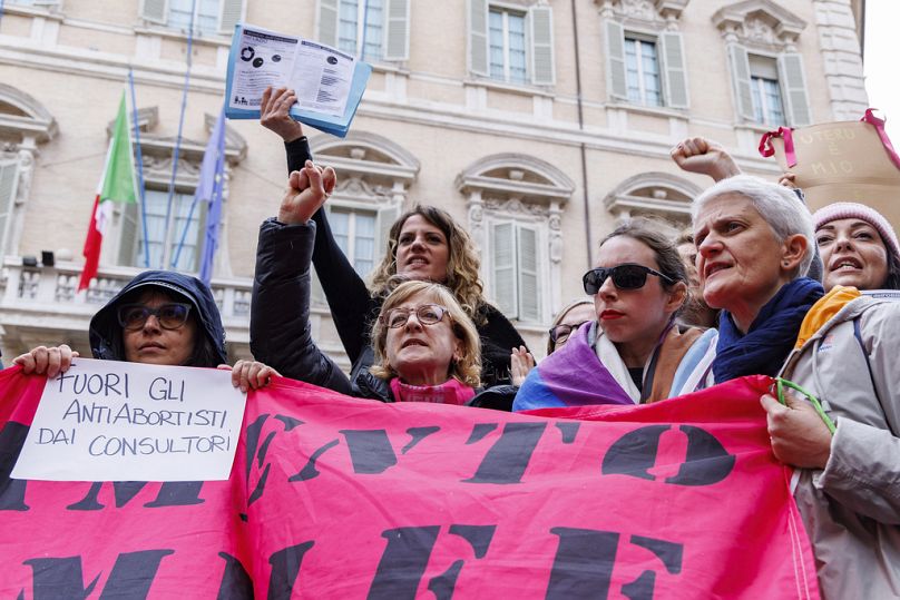 DOSSIER – Des femmes manifestent devant le Sénat italien à Rome, le lundi 22 avril 2024.