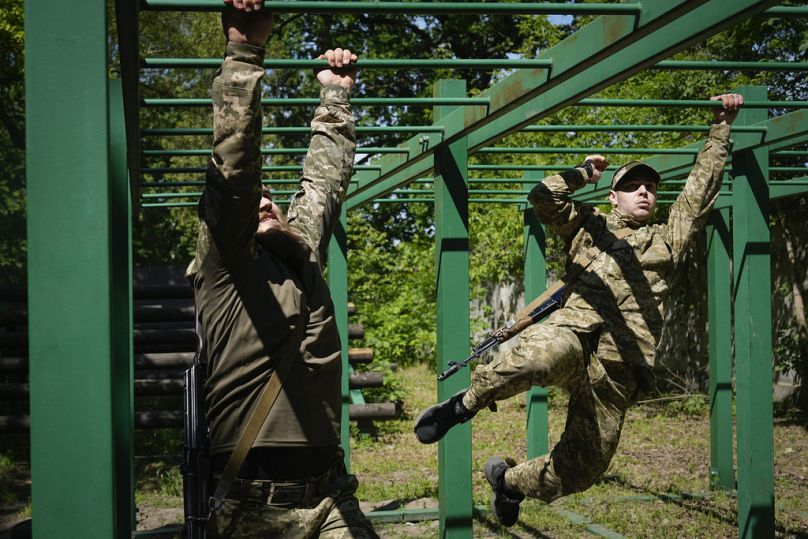 Des soldats nouvellement recrutés de la 3e brigade d'assaut s'entraînent à Kiev, en Ukraine, le vendredi 17 mai 2024.