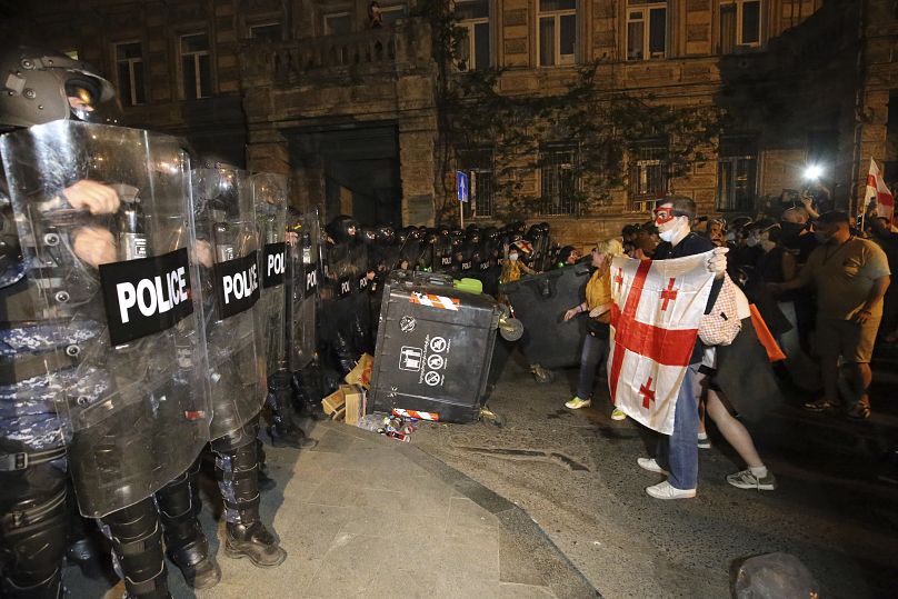 La police anti-émeute bloque les manifestants de l'opposition rassemblés pour protester contre « la loi russe » à Tbilissi, le 30 avril 2024.