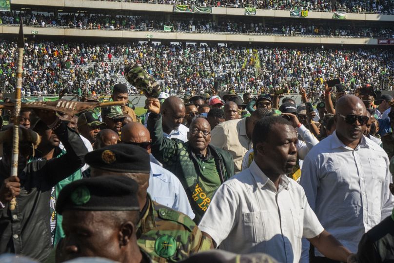 L'ancien président sud-africain Jacob Zuma arrive au stade d'Orlando dans la commune de Soweto, Johannesburg, Afrique du Sud, le 18 mai 2024.