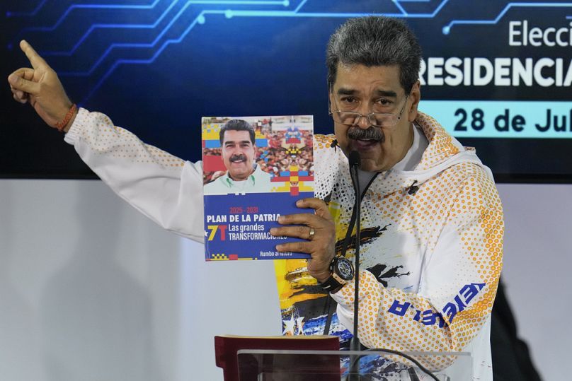 Le président vénézuélien Nicolás Maduro s'exprime devant la Commission électorale nationale alors qu'il officialise sa candidature à la réélection.