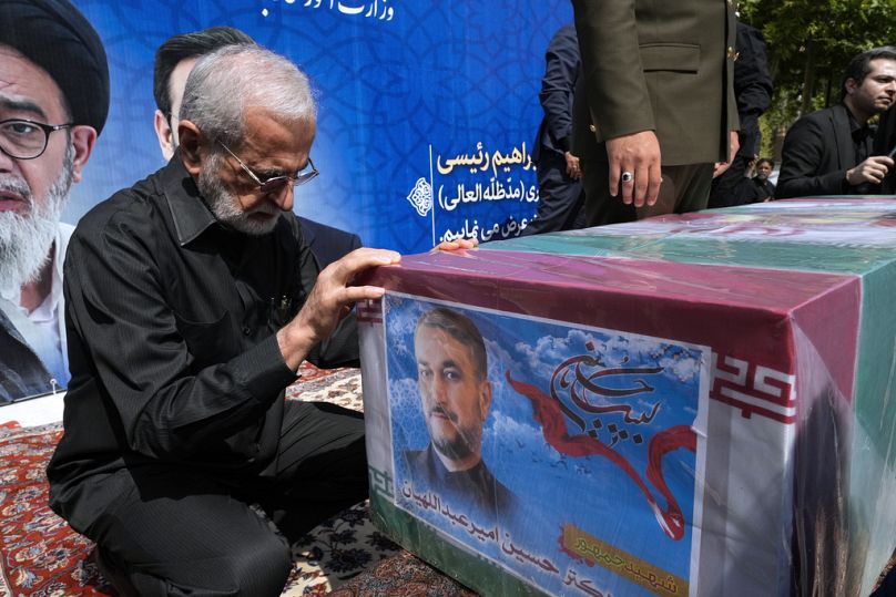 L'ancien ministre iranien des Affaires étrangères Kamal Kharrazi rend hommage au cercueil drapé du drapeau du défunt ministre des Affaires étrangères Hossein Amirabdollahian.
