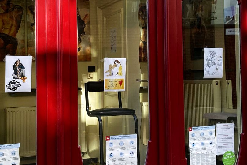 Une chaise à l'intérieur d'un stand de travailleuses du sexe est vide à Anvers, le 3 novembre 2020.
