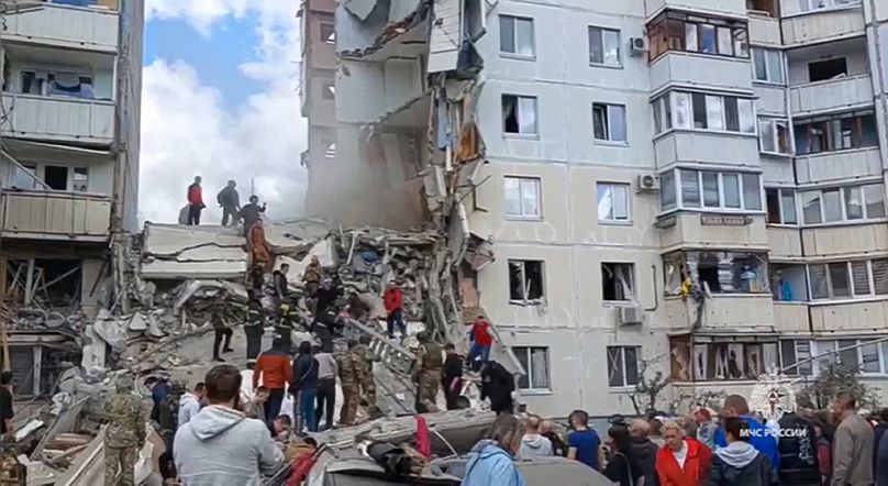 Les services d'urgence russes interviennent sur les lieux d'un immeuble partiellement effondré, qui, selon les autorités, a été touché lors d'une attaque par des bombardements ukrainiens, à Belgorod, en Russie.