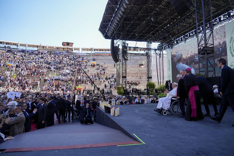 Le pape François arrive dans l'ancienne arène romaine de Vérone pour la "Arène de la paix - La justice et la paix s'embrasseront" réunion dans la ville italienne de Vérone, le samedi 18 mai 2024.