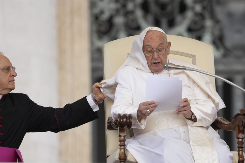 Le pape François tient son audience générale hebdomadaire sur la place Saint-Pierre, au Vatican, le mercredi 22 mai 2024.