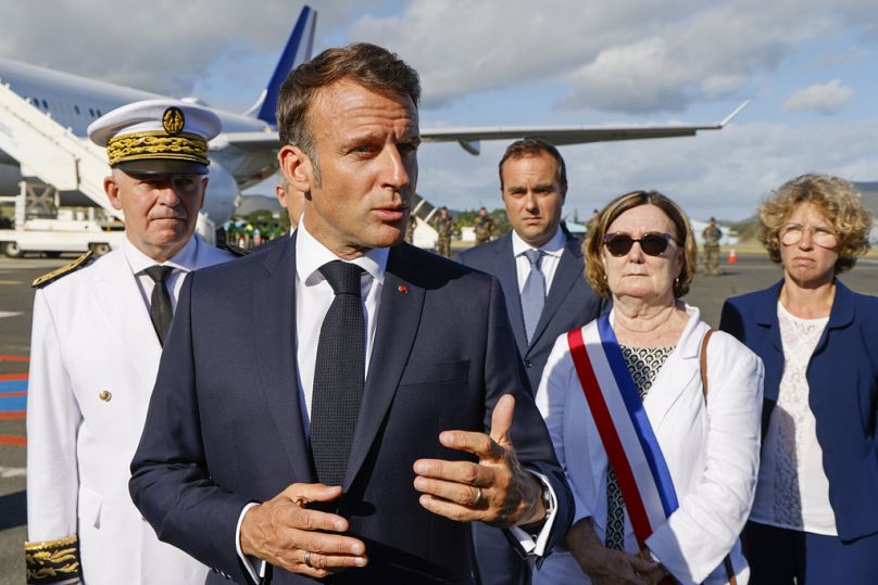 Le président français Emmanuel Macron s'adresse à la presse à son arrivée à l'aéroport international de Nouméa ñ La Tontouta, à Nouméa, Nouvelle-Calédonie, le jeudi 23 mai 2024.