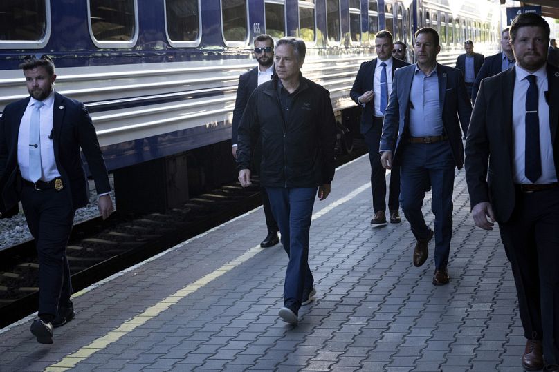 Le secrétaire d'État américain Antony Blinken, au centre, monte à bord d'un train des chemins de fer ukrainiens à la gare de Przemysl Glowny alors qu'il se rend à Kiev, en Ukraine, le lundi 13 mai 24.