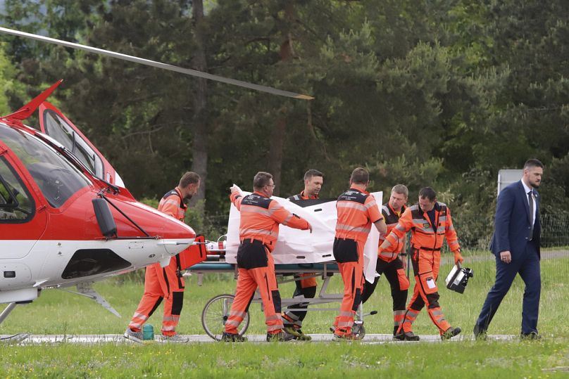 Des secouristes transportent le Premier ministre slovaque Robert Fico, blessé par balle, vers un hôpital de la ville de Banska Bystrica, dans le centre de la Slovaquie, le mercredi 15 mai 2024.