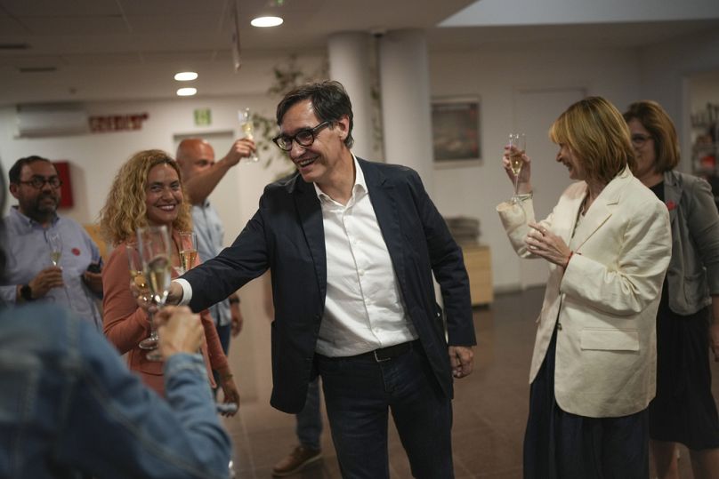 Le candidat socialiste Salvador Illa porte un toast avec les membres de son équipe et ses collègues du parti après l'annonce des résultats des élections au parlement catalan