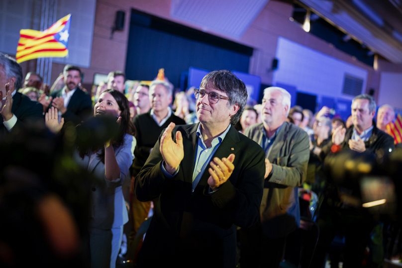 L'ancien président régional Carles Puigdemont applaudit lors d'un rassemblement électoral à Argelers, en France, le mercredi 8 mai 2024.