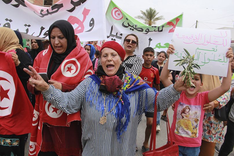 Des Tunisiens participent à une manifestation contre la présence de migrants subsahariens bloqués dans les villes oléicoles du littoral tunisien, Jebeniana, samedi 18 mai 2024.
