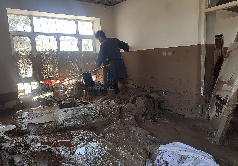 Un Afghan récupère ses affaires dans sa maison endommagée après de fortes inondations dans la province de Baghlan, dans le nord de l'Afghanistan, le dimanche 12 mai 2024.