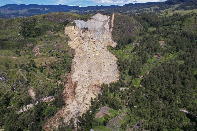 Cette photo publiée par le PNUD Papouasie-Nouvelle-Guinée montre un glissement de terrain dans le village de Yambali, dans les hautes terres de Papouasie-Nouvelle-Guinée.