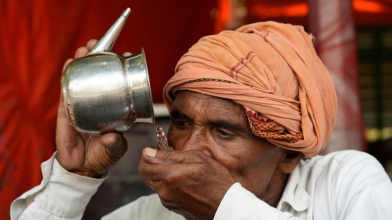 Un homme boit de l’eau alors qu’une chaleur intense s’empare de Lucknow, en Inde, le 18 mai 2024.