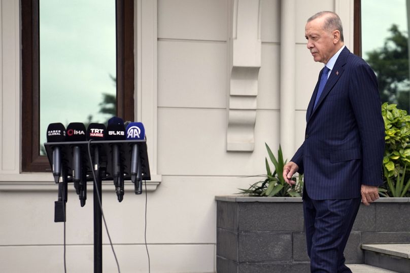 Le président turc Recep Tayyip Erdogan arrive pour s'exprimer devant la presse après la prière du vendredi midi à Istanbul, le 3 mai 2024.