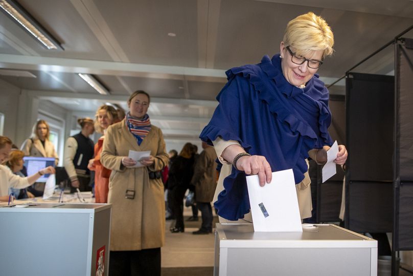 La Première ministre lituanienne Ingrida Simonyte, candidate à la présidentielle, vote dans un bureau de vote lors des élections présidentielles anticipées à Vilnius