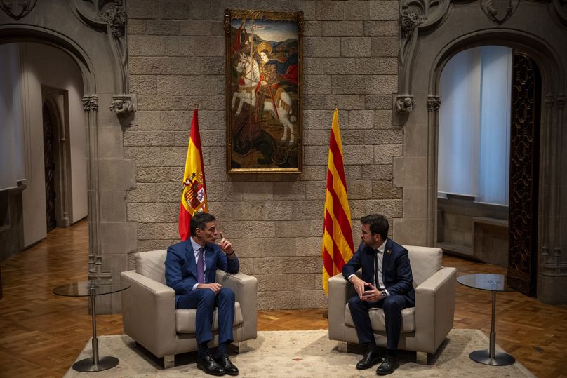 Le Premier ministre espagnol Pedro Sanchez, à gauche, s'entretient avec le président catalan Pere Aragones lors d'une réunion à Barcelone, Espagne, le jeudi 21 décembre 2023.